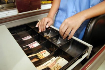 Câmera flagra funcionária furtando dinheiro de caixa em supermercado de  Vilhena - VILHENA NOTÍCIAS