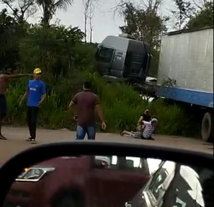 Itaperuna – Quarta-feira – 22:20 – Moradores reclamam de caminhão  estacionado atrapalhando o trânsito. Click na foto e veja a reportagem  completa: – Blog do Adilson Ribeiro
